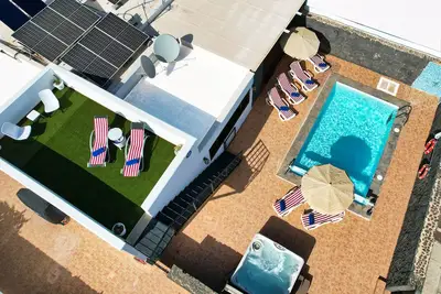 Image de Villa Aurelia - Pool, Jacuzzi, Bbq and Ping-Pong By Lanzarote Vacation Homes