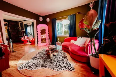 Image de Vibes & Style at Dollhouse Northeast! Arts District Gem