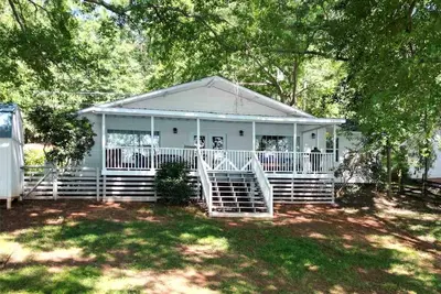 Image de Lakefront*Sunrise Views*Big Porch*Fire Pit*Tryon
