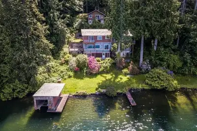 Large lake house on Lake Whatcom!