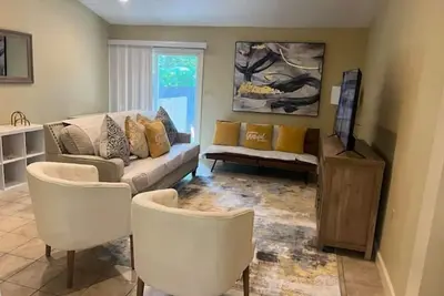 Image de Clean & Comfy 3 Br 2 Bath Townhouse 4 Queen beds