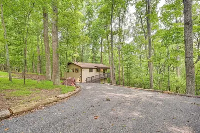 Image de Charming Hedgesville Retreat w/ Deck + Fireplace!