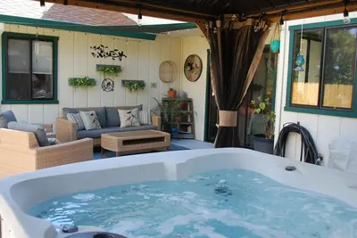 Image de Sweet & Cozy, Bird Themed Nest, w/ Hot Tub & Fire Pit. 9 min to Turtle Bay