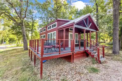 Image de Luxury Tiny Home with Private Sand Beach Lake Access and Hot Tub