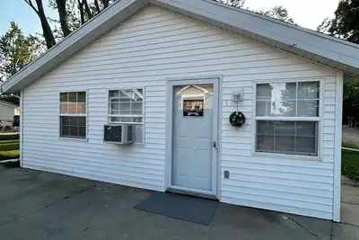 Image de Gun Lake Cute Little Bungalow Cottage steps from beach w boat slip.