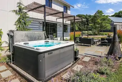 Image de Luxury Lake View on 10 Acres - Orchard House