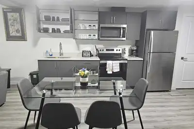 Image de Feel @ home - Quiet 2br suite w/ Private Entrance