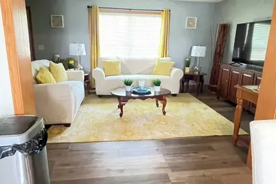 Image de Beautiful 3br, 1. 5 bath townhouse centrally located in the heart of Milwaukee.