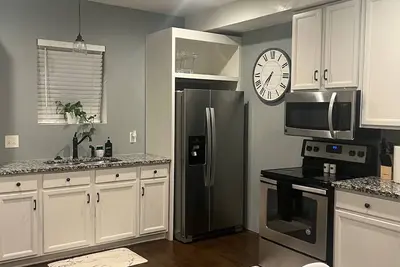 Image de Modern & Homely Basemant with private entrance/king bed