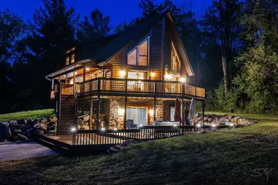 Image de Devils Lake Escape -New Owners! ! Sleeps 12 -8 Beds Walk To The Park