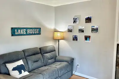 Pet friendly 2br condo with a deck!
