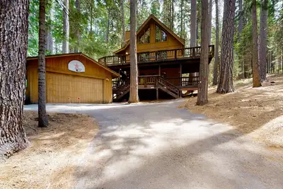 Image de Mountain view cabin with private hot tub, fireplace, deck, & pool table
