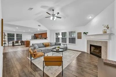 Image de Cozy 3-Bed Woodland Retreat with Firepit, Game Room, and Fully Equipped Kitchen Near Festival