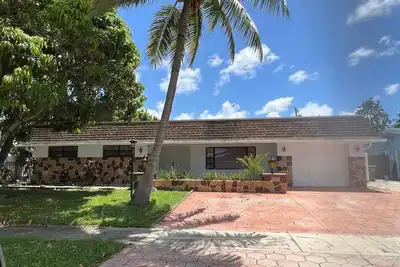 Image de Sleeps 30 Large Heated Pool Home, 10 min to Hard Rock and 22 minutes to Beach