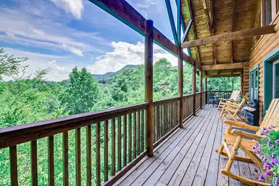 Image de Rustic. Modern. Secluded. Log Cabin in the Sevierville countryside.