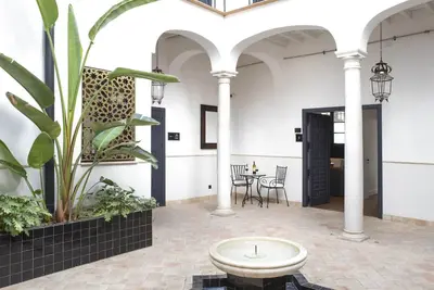 Image de Appartement de 2 chambres au rez-de-chaussée idéal pour les familles ou couples