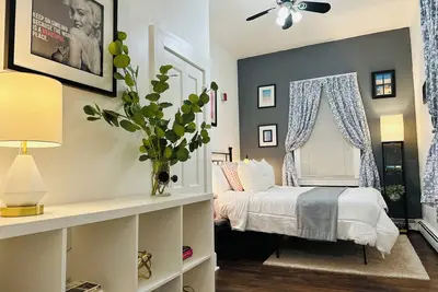 Image de Cozy 2b1b Apt, Private Kitchen, Walk to everything, Near Brown &Risd. Pet Friendly