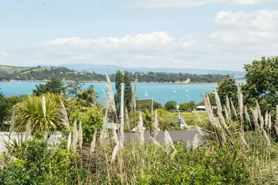 Image de Oneroa Escape - Oneroa Escape is a beautifully restored 1920s weatherboard home oozing with character and charm and complete with all the modern conveniences expected from a premium Waiheke holiday home. The property is pet-friendly.