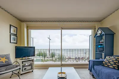 Image de Studio face mer avec balcon et cuisine équipée