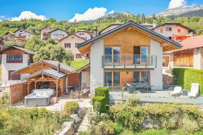 Image de 4br Alpine Chalet | Matterhorn & Rhône Views | Hot Tub | Game Room | Ev Garage