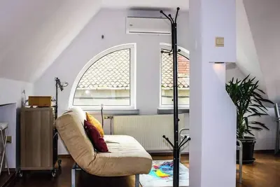 Image de Split Crib – Attic Studio with ACandVideo Projector