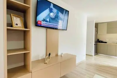 Image de Mountain Crib in Urban Plaza w. Parking