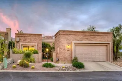 Image de Ventana Canyon Golf Course at your fingertips from this stunning private home