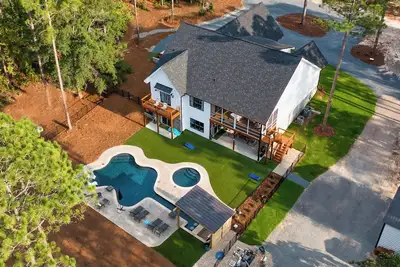 Image de 4 Miles to No. 2! Large private home with Guitar Shaped Pool!