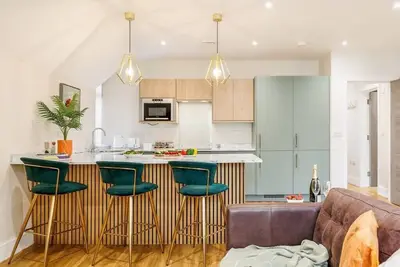 Image de Penthouse 2-Bed Apt w/ Sea Views, Parking & Wi-Fi