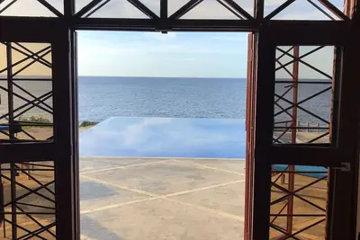 Image de Cliff top estate with infinity pool