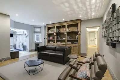 Image de Deluxe Lower Ground Mayfair Home by Oxford Street