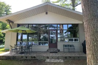 Image de Newly renovated family cottage on Georgian Bay steps from Honey Harbour\n
