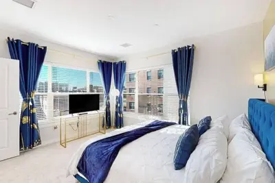 Image de Blue 2 Bed 2 Bath Executive Suite Near Train # 305