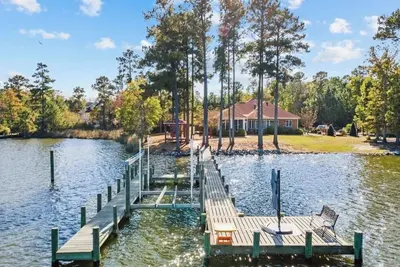 Image de Waterfront Mansion w/ Saltwater Pool, Dock, Game room, Tiki Bar, Kayaks + More