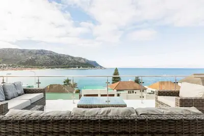 Image de Stunning Ocean-Views Modern Penthouse with garage.