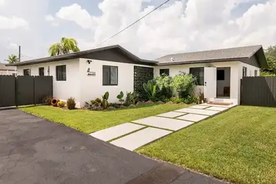 Image de Papas Villa Duplex Centrally Located in Miami. Both units included.