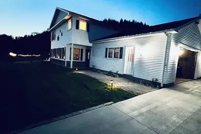 Image de Cozy hillside retreat with a private backyard. 6 mins from the village