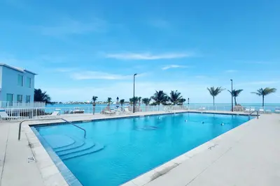 Image de Isle Be Back- Brand new 1br, 2 ba condo. Catch sunset at the Olympic sized pool!