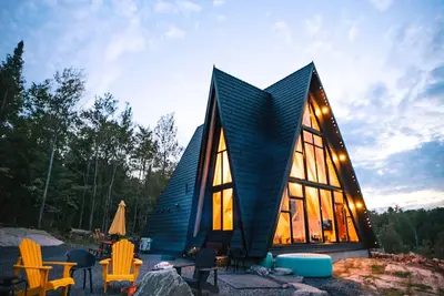 Image de Timber A-Frame Cabin on French River