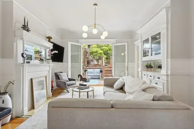 Image de Location, Location! Large 3br, 3ba Sfh 1 block from Ggp!