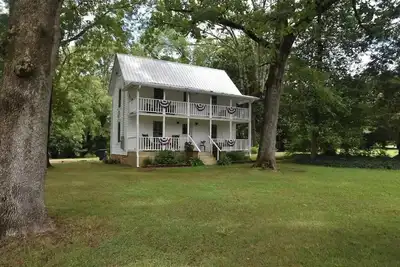 Image de Small 1897 Farm House, super cozy on two acres\n