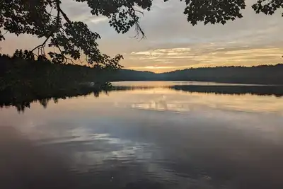 Image de June's Haven\" is a picturesque lakeside cottage perfect for fishing