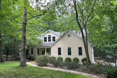 Image de Relaxing, spacious home nestled in the woods and near Sewanee's main campus.