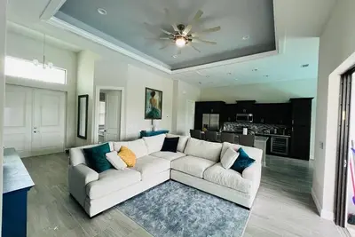 Image de Newly built Villa Ballerina with magnificent view down the Arrowhead Canal