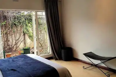 Image de Nestled in Westdene Johannesburg. Close to great restaurants, bars and art. \n
