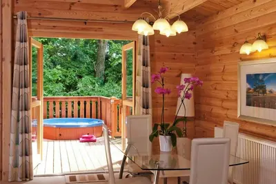 Image de 2 bedroom, 5 star, award winning log cabin with luxurious hot tub (sleeps 4)