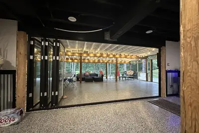 Image de Private lower level of log cabin home