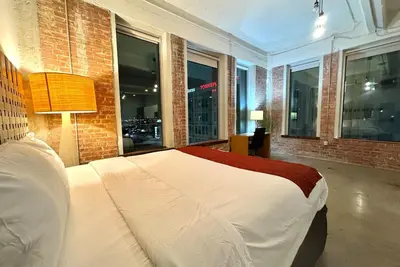 Image de Earthy Style 2 Br | 3 Beds | 2 Bath | Free Valet Parking