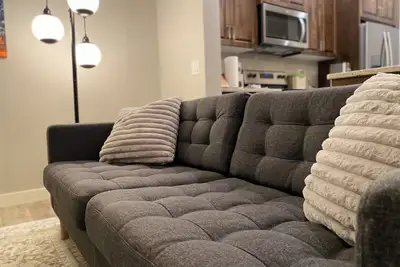 Image de Sleeps 6 | Spotless 2023 Built Serene Home w/ Ac, Self Check In | 15 mins to Yyc