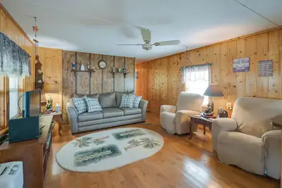 Image de Satsuma Home w/ Fire Pit + Dunns Creek Access!